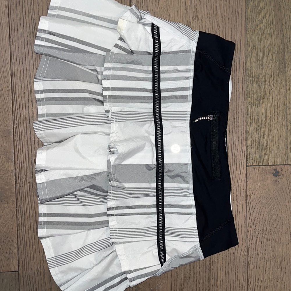 -size 6, Lululemon skirt. like new, no tags. Excellent condition!